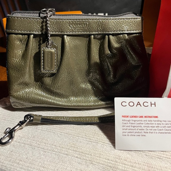 🎉!LIKE NEW🎊 Beautiful, Coach, shiny wristlet! - Picture 10 of 15